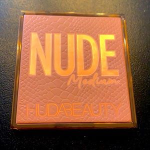 Huda Beauty Nude Medium Eyeshadow Palette.